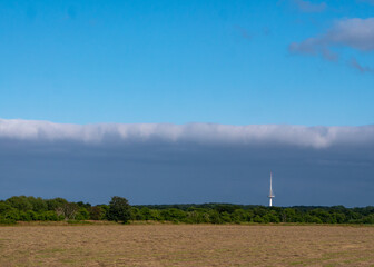 Fototapeta na wymiar Sichtbare Tiefdruckgrenze mit Wolken am Himmel über Cuxhaven
