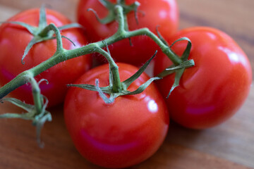 Rispentomaten auf einem Küchenbrett aus Holz