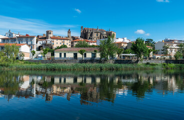 Fototapeta na wymiar Plasencia city skyline with the Jerte river in the foreground and the cathedral in the background