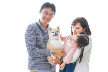 犬を飼う幸せなファミリー