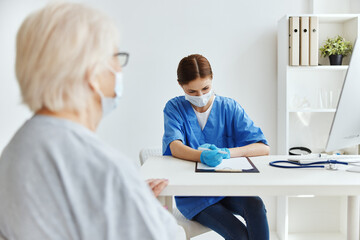 Obraz na płótnie Canvas female doctor patient examination medical office