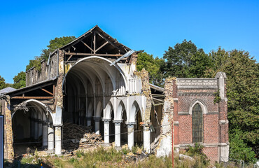 Fototapeta premium eglise religion immobilier culte detruite destruction chantier travaux Lodelinsart belgique