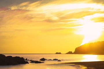 바닷가 떠오르는 오렌지색 태양과 오렌지색 하늘