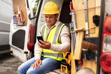 Construction worker using smartphone near the site © Rawpixel.com