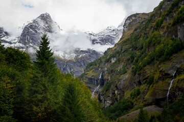 Fototapeta na wymiar Alpes - Montagnes - Savoie - Sommets enneigés - Brume - Nature Sauvage - Nature préservée