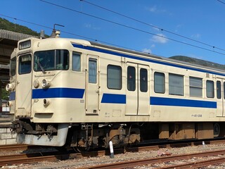 Obraz premium 肥前山口駅と国鉄415系