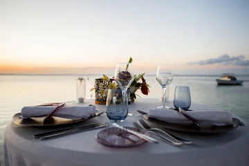 Foto op Plexiglas Romantic dinner setting on the beach at sunset © Artem Zakharov