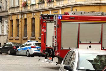 Akcja ratunkowa straży pożarnej podczas wypadku samochodowego we Wrocławiu. - obrazy, fototapety, plakaty