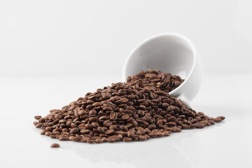 원두,원두커피,음료,찻잔,커피,고해상,누끼,사람없음,스튜디오,실내,오브젝트