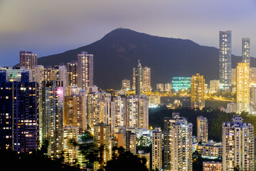 Obraz premium city view in hong kong at Braemar Hill on evening day