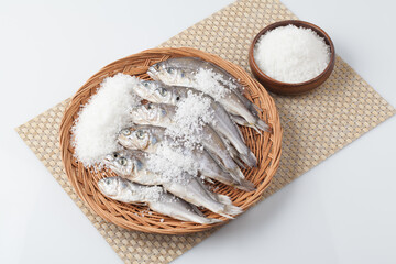 굴비,조기,날것,누끼,어류,사기그릇,사람없음,생선,소금,신선,음식,재료,조기