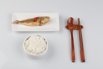 굴비,굴비구이,조기,날것,누끼,어류,사기그릇,사람없음,생선,소금,신선,음식,재료,조기