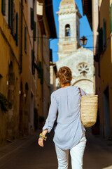 Fototapeta na wymiar stylish traveller woman enjoying promenade in Tuscany, Italy