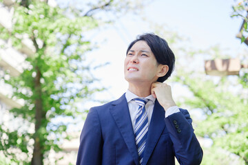 ビジネスマン　真夏日　屋外