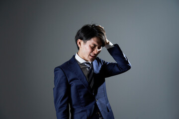 頭を触るビジネスマン　