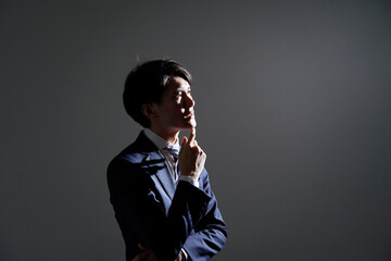 ビジネスマン　考える