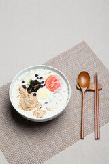 콩국수,국수,냅킨,비빔국수,냉메밀,맛메밀,국수,면류,목재,사람없음,상차림,식사,실내,오버,헤드앵글,오브젝트,요리,음식,일식
