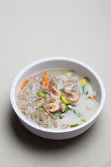 해물칼국수,칼국수,깍두기,면류,사람없음,스튜디오,식기류,실내,오브젝트,요리,음식,칼국수,한식