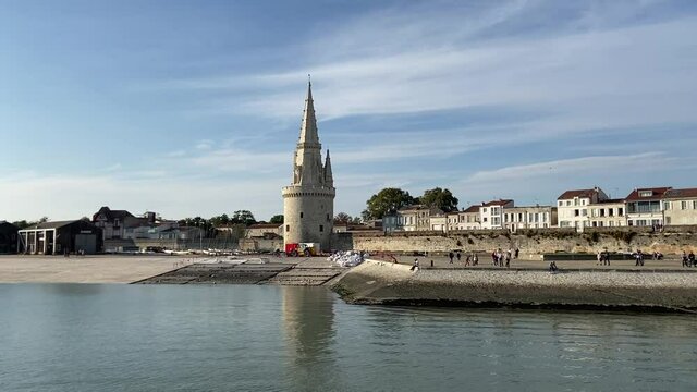 Tour de la Lanterne &agrave; La Rochelle vue depuis le chenal, Charente-Maritime