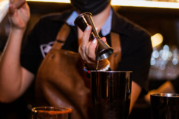 Barman preparando cocktail