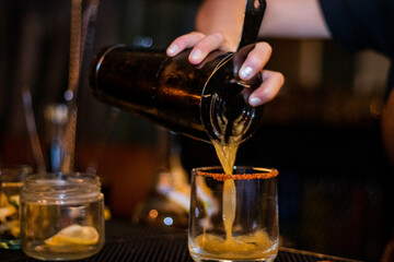 Preparación de cocktail en bar