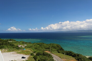 古宇利オーシャンタワーから臨むエメラルドグリーンの沖縄の海