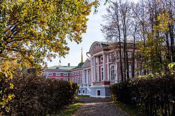 Fototapeta na wymiar the old museum and park complex Kuskovo in Moscow at the beginning of autumn on a bright sunny day 