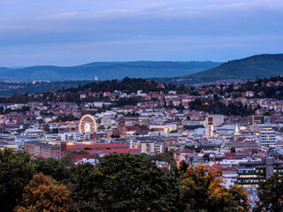 Das Riesenrad in der Stuttgarter Innenstadt am Abend