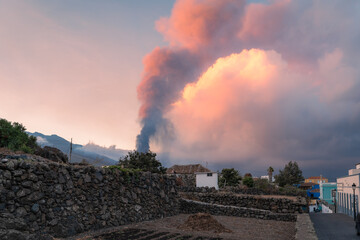 Fototapeta premium Beautiful sunrise in El Paso with the eruption of Cumbre Vieja Volcano in the background. La Palma. Canary Islands. Spain
