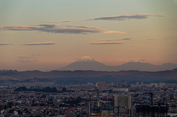 Obraz premium Landscape shot of nevado del tolima against the cityscape of bogota