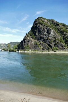 Loreleyfelsen mit Strand und Rhein in Sankt Goarshausen