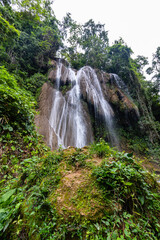 Obraz premium Waterfall in the middle of the rainforest in the Guanayara national park