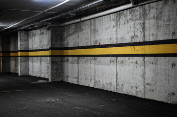 Obraz premium yellow line on car park wall