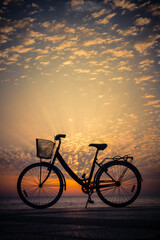 Naklejka na ściany i meble bicicleta en puesta de sol
