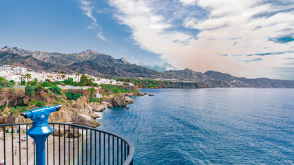 Acantilados con calitas, el océano atlántico  y montañas de fondo, con el telescopio del mirador del Balcón de Europa a un lado. Desde Nerja, Málaga, Andalucía, España. © Juan Pedro Peña