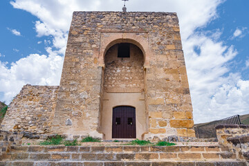 Torre de piedra medieval con gran puerta árabe de la antigua muralla de la ciudad de Antequera,...