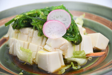 Toufu con salsa soia e alghe.