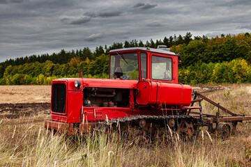 Obraz premium crawler tractor standing in a field on arable land