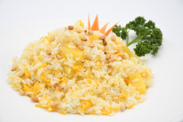 Riso con ananas e pinoli