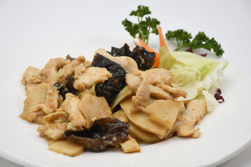 Pollo con funghi e bambù