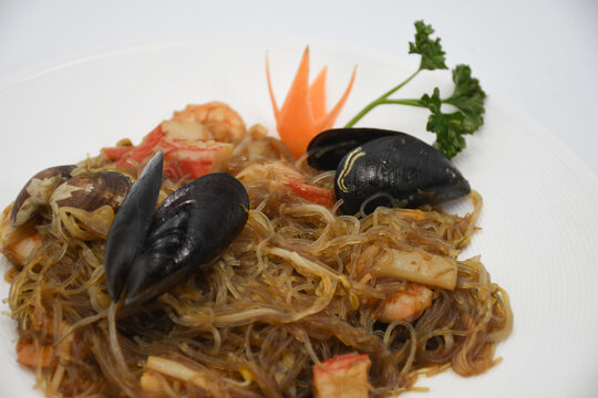 Spaghetti di soia ai frutti di mare