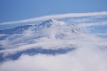 The first snowfall of Mt. Fuji in 2021. The first snowfall to announce the arrival of early winter on Mt. Fuji, which boasts the highest height in Japan, is September 26, 2021. 