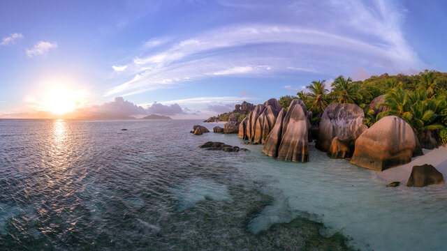Der Traumstrand Anse Source d'Argent mit seinen Granitfelsen zum romantischen Sonnenuntergang auf der Insel La Digue auf den Seychellen