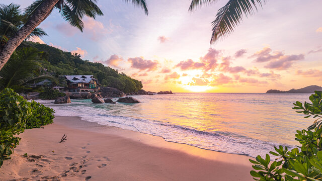 Romantischer Sonnenuntergang am Strand Anse Takamaka Beach mit Blick auf Chez Batista auf der Insel Mah&eacute; auf den Seychellen