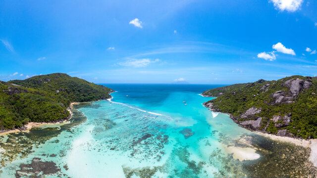Drohnenaufnahme von der Bucht Baie Ternay Beach im Baie Ternay Marine National Park auf Mah&eacute; auf den Seychellen