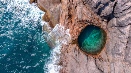 Der Rock Pool am Takamaka Beach - Ein Felsloch mit Wasser von obenen auf der Insel Mahé auf den...