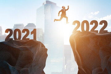 Man jumping from year 2021 to 2022