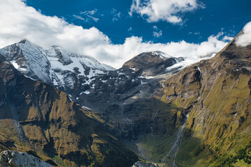 Naklejka premium Felsen Landschaft unter blauem Himmel mit Wolken am Großglockner, Salzburg, 
