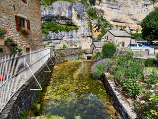 Fototapeta na wymiar Maisons et ruisseau à Saint-Chély du Tarn - Gorges du Tarn