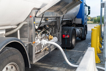 Ein Tank LKW beliefert die Tankstelle mit LNG 